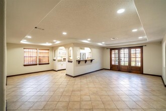 9223 Marlive Ln in Houston, TX - Foto de edificio - Building Photo