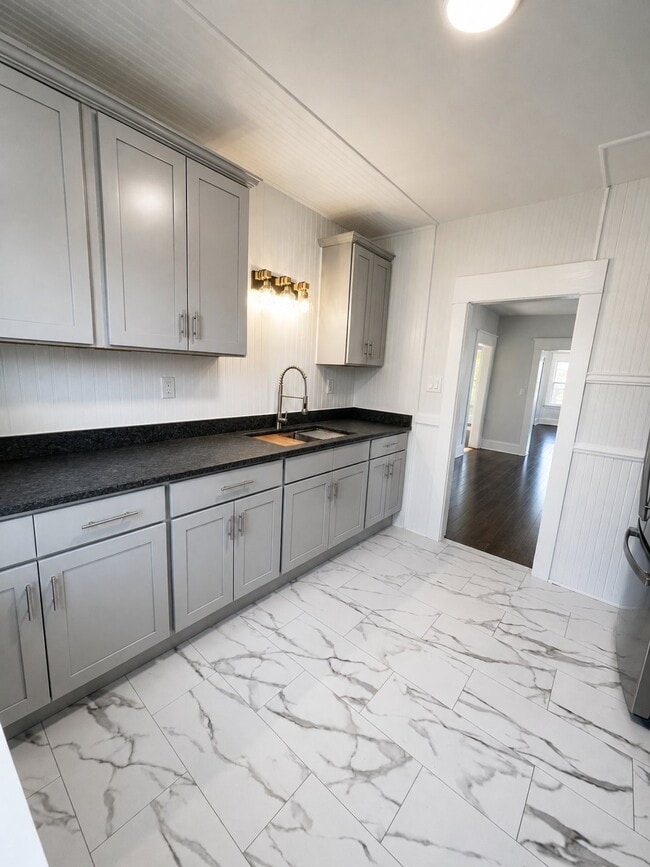 48 Irvington St, Unit 1 in New Bedford, MA - Foto de edificio - Building Photo
