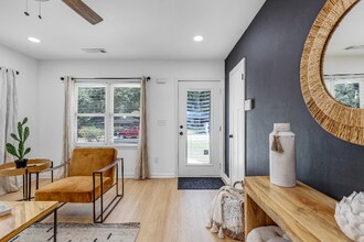 2933 Cloverhurst Dr in East Point, GA - Building Photo - Building Photo