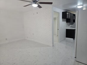 1813 Hacienda Way in Holiday, FL - Foto de edificio - Building Photo