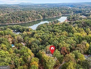 3925 Pineshore Cir in Gainesville, GA - Foto de edificio - Building Photo