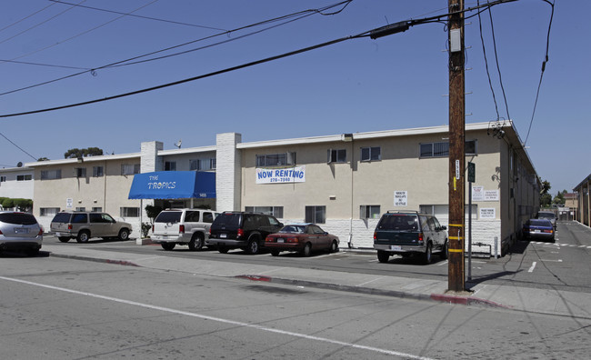 Tropics Apartments in San Leandro, CA - Building Photo - Building Photo