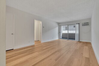 Oakhurst Apartment's in Los Angeles, CA - Foto de edificio - Building Photo