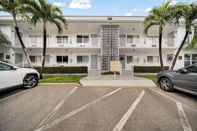 1075 E Bay Harbor Dr-Unit -10 in Bay Harbor Islands, FL - Building Photo - Building Photo