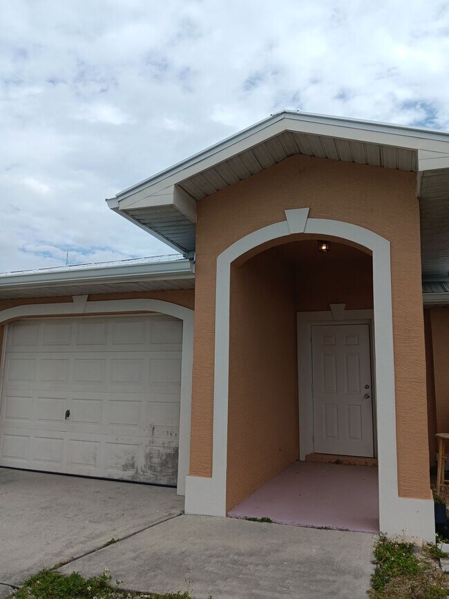 19 SE 23rd Pl in Cape Coral, FL - Building Photo - Building Photo