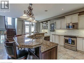 20 Chambers Dr in Hamilton, ON - Building Photo - Building Photo