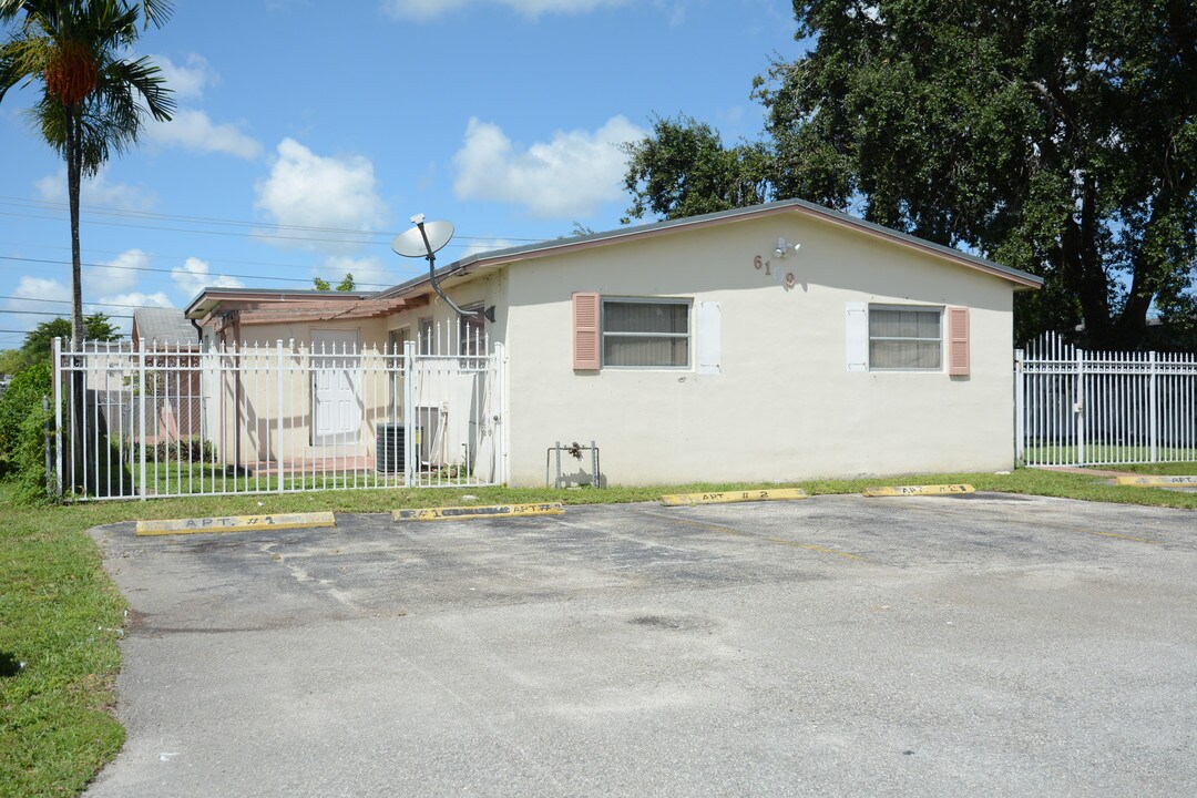 6109 SW 30th St in Miramar, FL - Building Photo