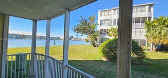 1670 NE 191st St in Miami, FL - Building Photo