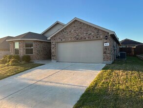 811 Wolf Creek Dr in Cleburne, TX - Foto de edificio - Building Photo
