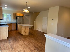 800 NE Ross Rd in Bend, OR - Building Photo - Building Photo