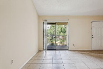 8645 Fancy Finch Dr in Tampa, FL - Foto de edificio - Building Photo