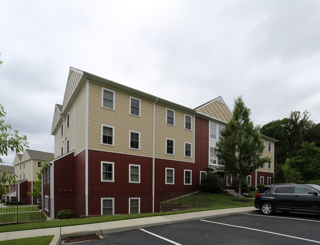 East Village Apartments in West Chester, PA - Foto de edificio - Building Photo