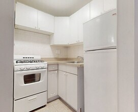 371 1st Ave, Unit 4A in New York, NY - Building Photo - Building Photo