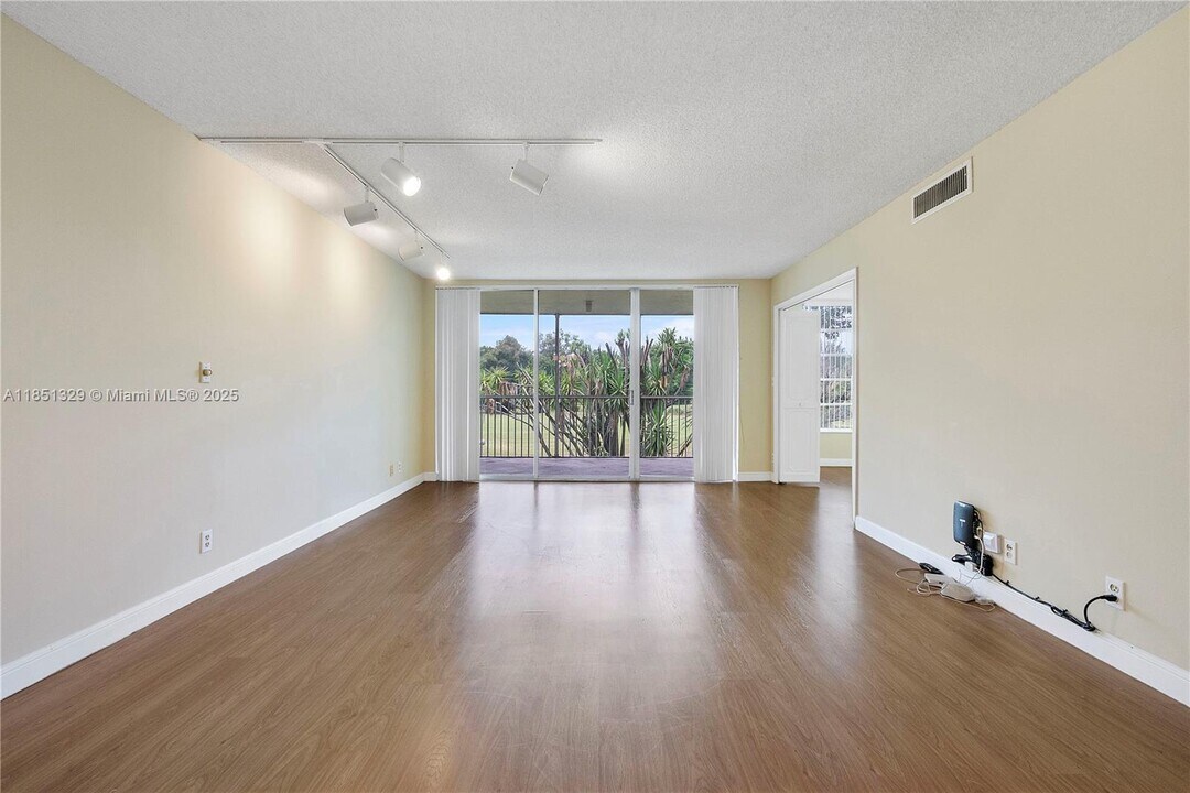 3351 S Palm Aire Dr in Pompano Beach, FL - Building Photo
