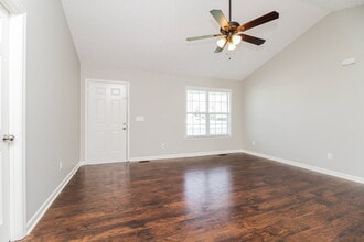 2055 Gardendale Dr in Murfreesboro, TN - Foto de edificio - Building Photo