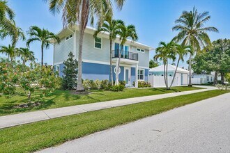 425 Hugh St in Jupiter, FL - Foto de edificio - Building Photo