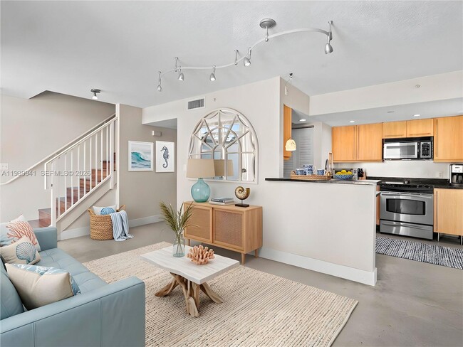 7600 Collins Ave in Miami Beach, FL - Building Photo - Building Photo