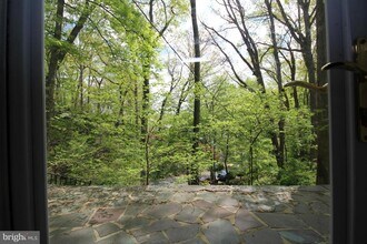 3207 Circle Hill Rd in Alexandria, VA - Foto de edificio - Building Photo