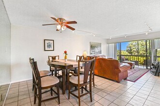 2500 Presidential Way, Unit 302 in West Palm Beach, FL - Foto de edificio - Building Photo