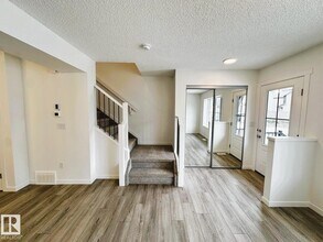 525 Secord Blvd NW in Edmonton, AB - Building Photo - Building Photo
