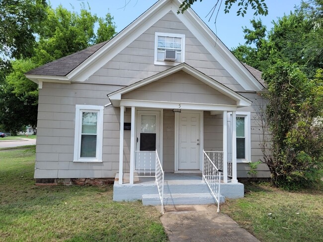 property at 5 E Thatcher St