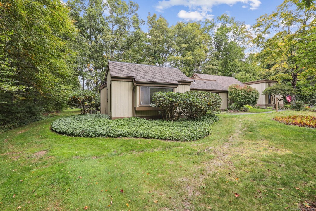 1006 Heritage Village in Southbury, CT - Foto de edificio