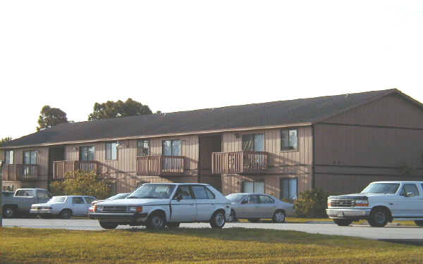 441-451 Mercury Ave SE in Palm Bay, FL - Foto de edificio - Building Photo