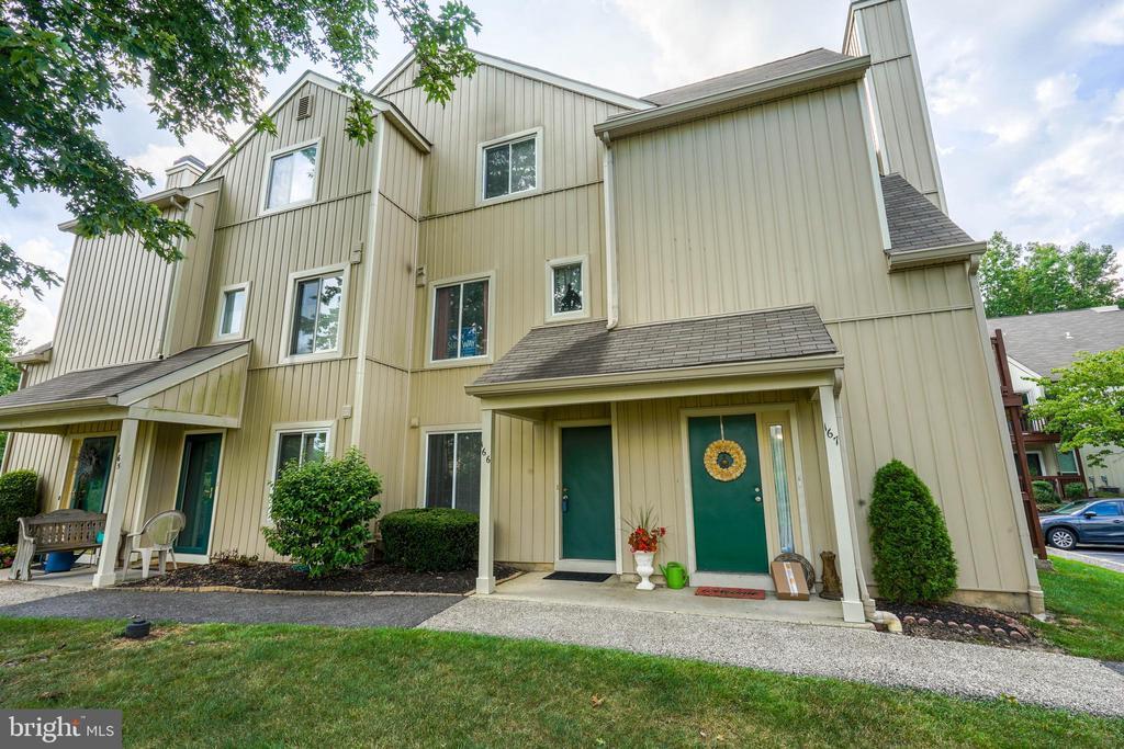 166 Woodlake Dr in Evesham, NJ - Building Photo