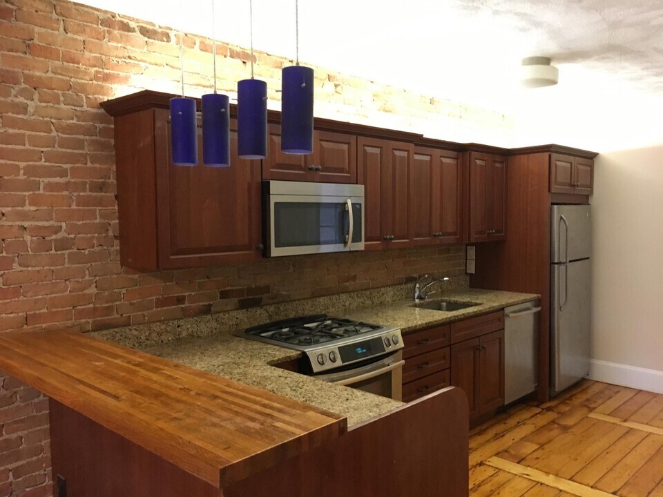 28 Beacon St, Unit 2 in Chelsea, MA - Building Photo