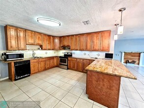 3725 NW 92nd Ave in Hollywood, FL - Building Photo - Building Photo