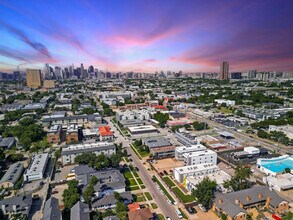 5025 San Jacinto St in Dallas, TX - Foto de edificio - Building Photo