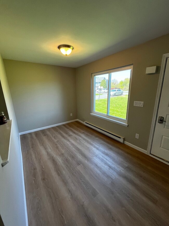 56 Suncrest Dr, Unit B in Waterford, NY - Foto de edificio - Building Photo