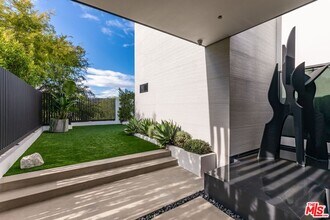9455 Eden Dr in Beverly Hills, CA - Building Photo - Building Photo