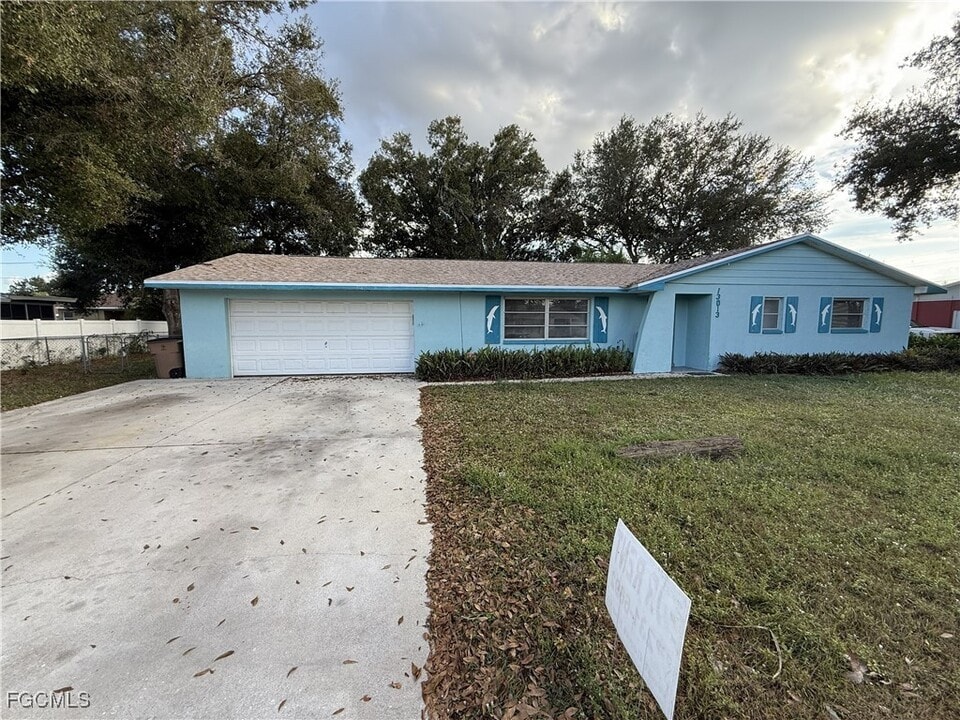 13013 Second St in Ft. Myers, FL - Building Photo