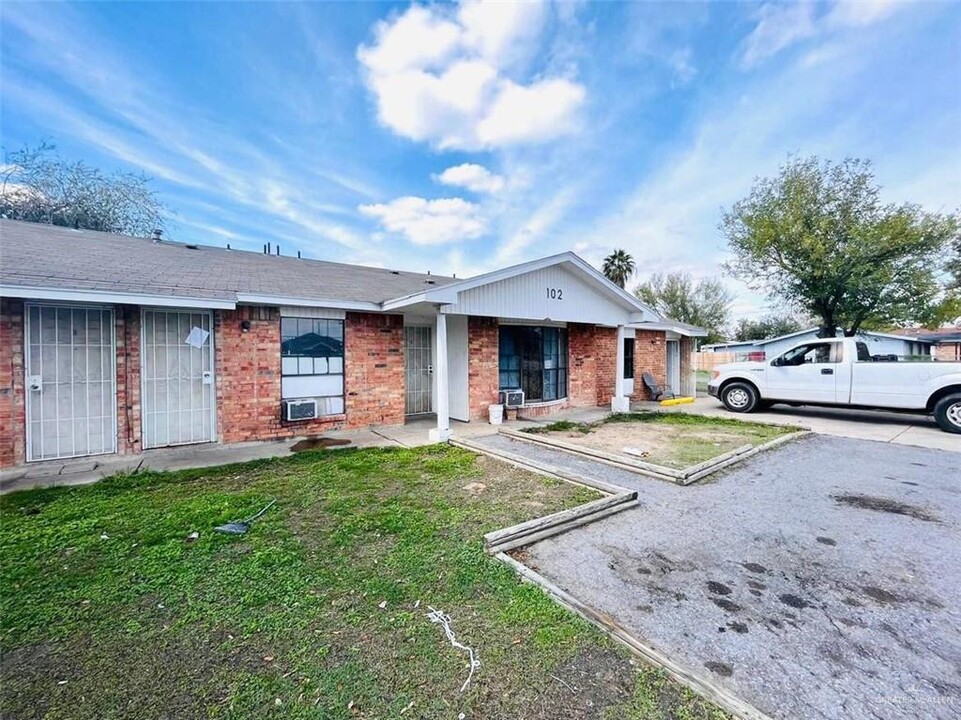 102 S Holland Ave in Mission, TX - Building Photo