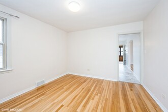7226 W Clarence Ave in Chicago, IL - Building Photo - Building Photo