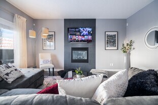 8393 Ellis Cres NW in Edmonton, AB - Building Photo