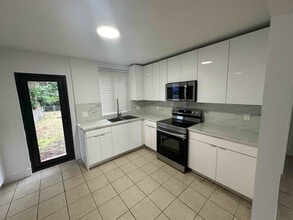 1466 NE 135th St in North Miami, FL - Building Photo - Building Photo