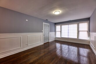 7835 S Essex Ave in Chicago, IL - Foto de edificio - Building Photo