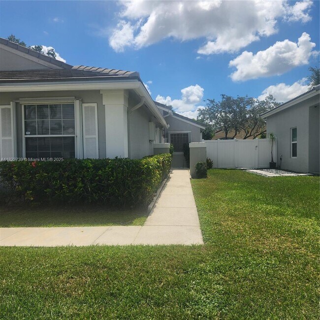 2017 NW 182nd Ave in Pembroke Pines, FL - Building Photo - Building Photo