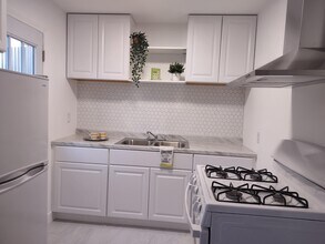 206 N Florence St, Unit 206 in Burbank, CA - Building Photo - Building Photo