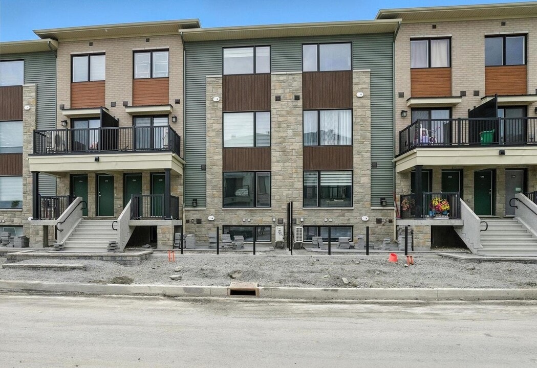 1308 Creekway Private in Ottawa, ON - Building Photo