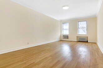 146-148 W 68th St in New York, NY - Foto de edificio - Building Photo