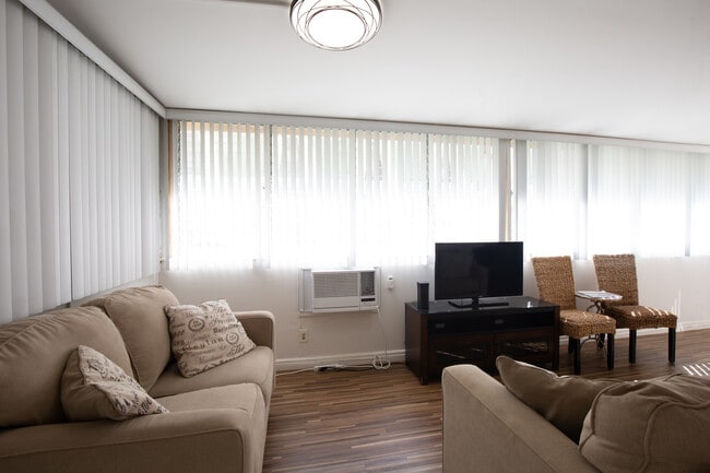 2500 Kalakaua Ave, Unit 204 in Honolulu, HI - Building Photo - Building Photo