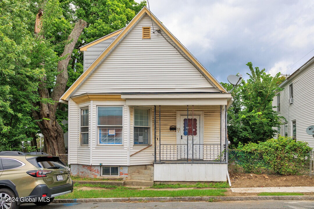 33 110th St in Troy, NY - Building Photo