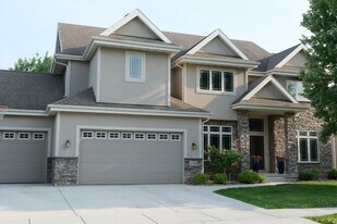 1310 Hanover Ct in Waunakee, WI - Building Photo