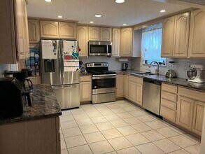 60 Greenleaf Cir in Framingham, MA - Building Photo - Building Photo