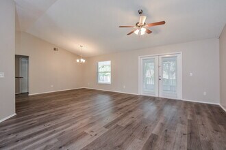 1220 Twin Rivers Blvd in Oviedo, FL - Foto de edificio - Building Photo