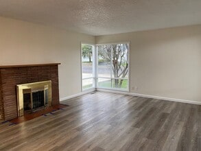 1569 NW Calkins Ave in Roseburg, OR - Building Photo - Building Photo