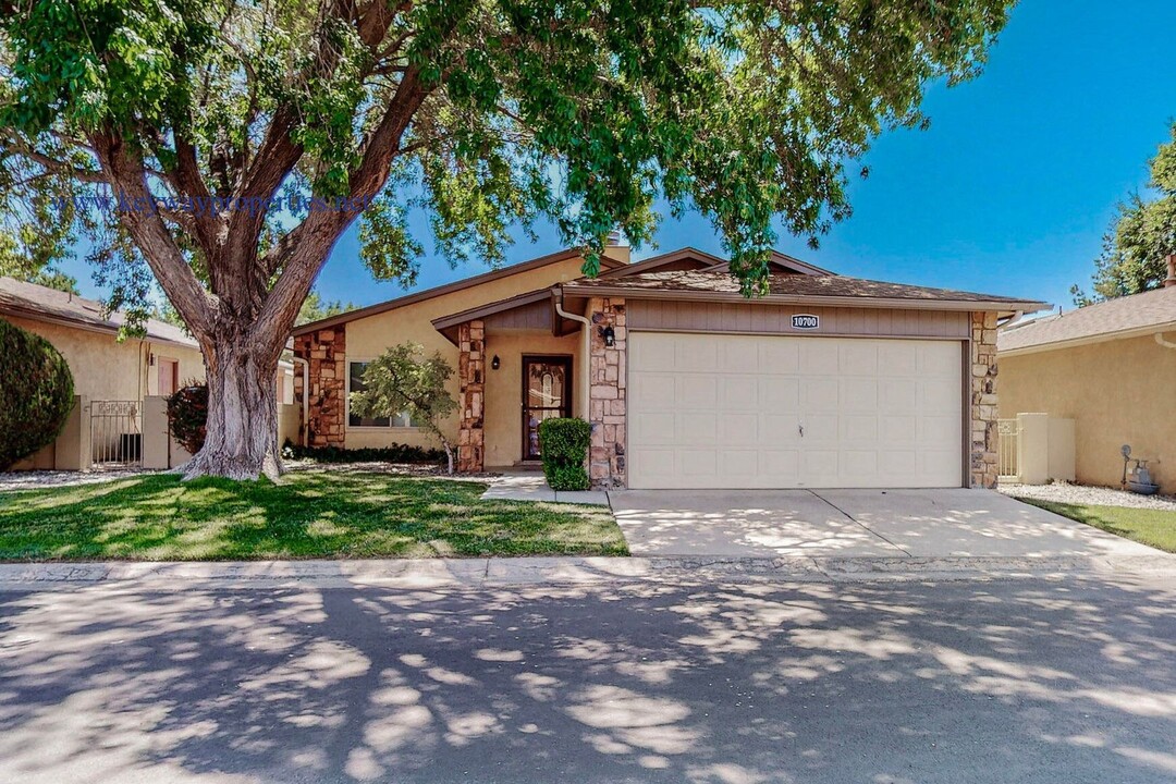 10700 Clyburn Park Dr NE in Albuquerque, NM - Building Photo